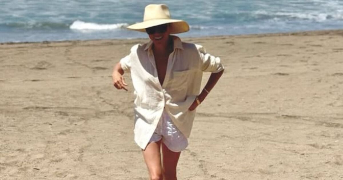Meghan-Markle-soaks-up-the-sun-on-beach-in-new.jpg