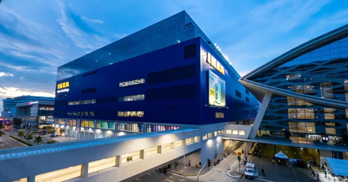 The-worlds-biggest-IKEA-5802-miles-from-Sweden-World.jpg