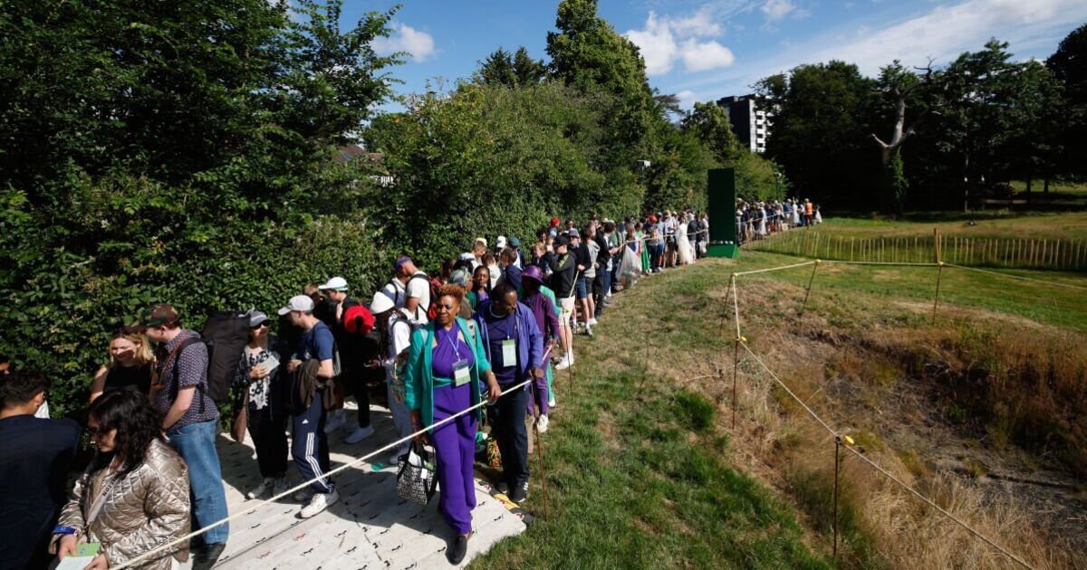 Wimbledon-fans-walk-out-of-queue-after-hours-as-warning.jpg