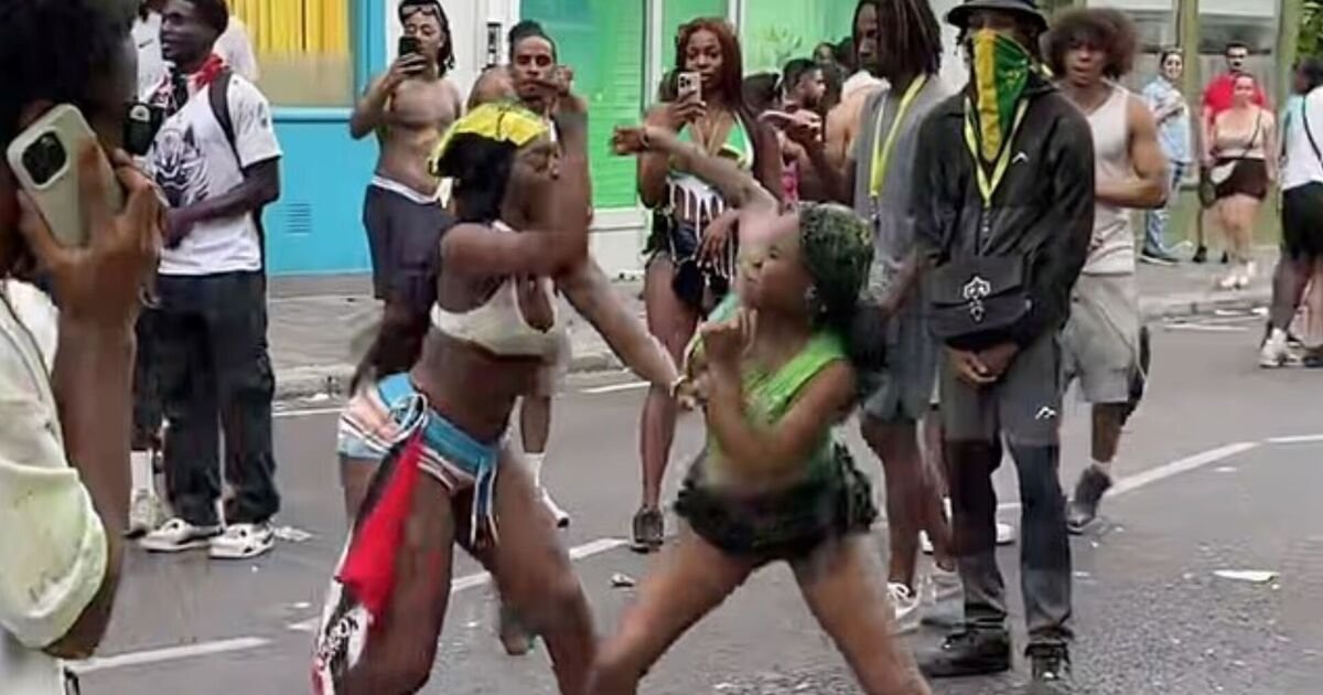 Shocking-moment-two-women-brawl-in-street-at-Notting-Hill.jpg