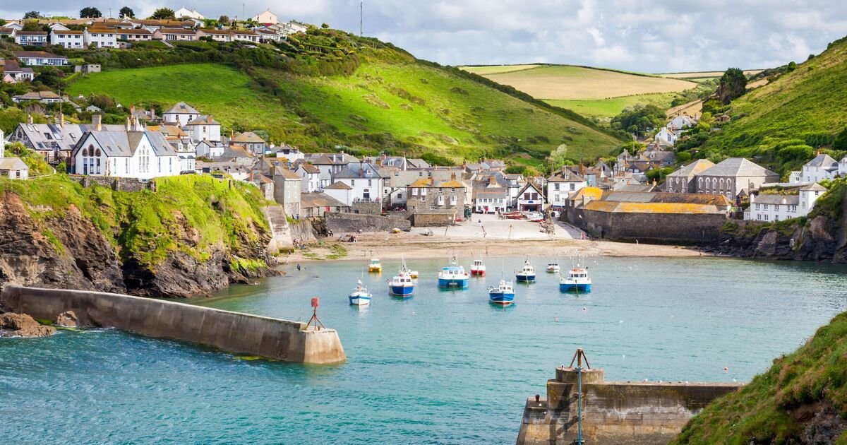 The-pretty-little-UK-seaside-village-where-just-30-locals.jpg
