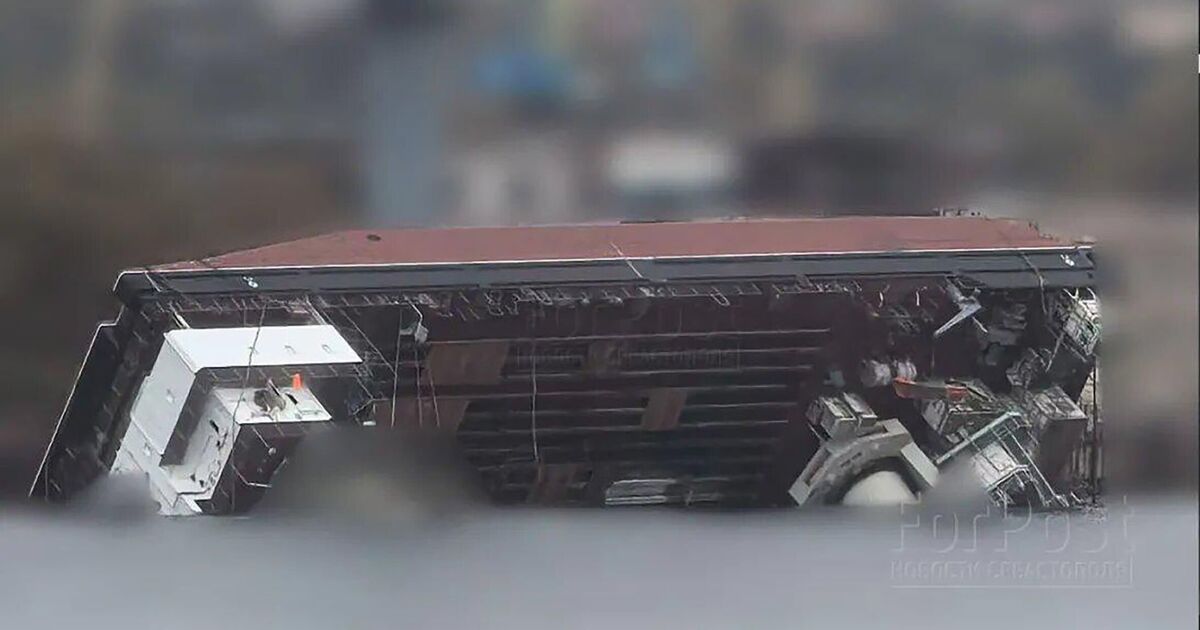 Putin humiliated as crane in key naval base sinks killing two workers | World | News