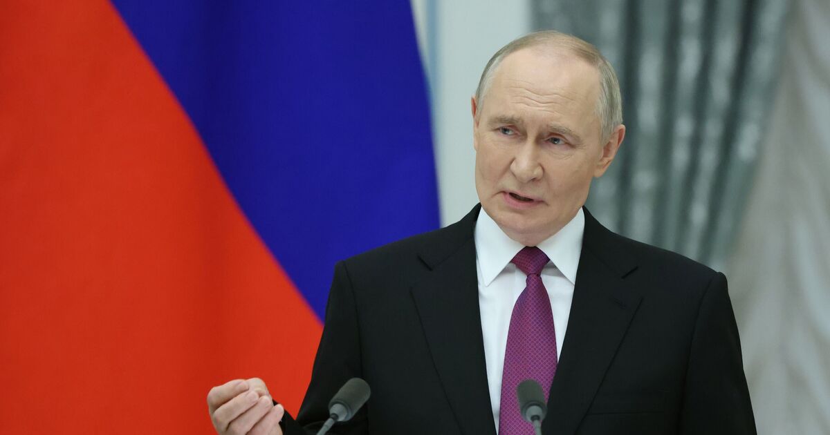 Humiliation for Putin as Russian robot version of him falls over as it is unveiled | World | News