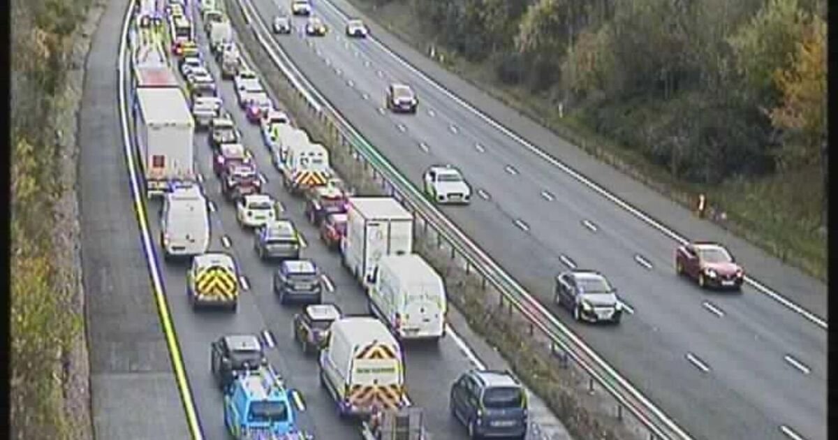 M40-traffic-LIVE-Drivers-face-1-hour-long-delays-as-horror.jpg