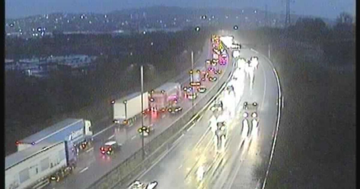 M5 traffic LIVE: Flooding on major motorway sparks travel chaos and delays | UK | News