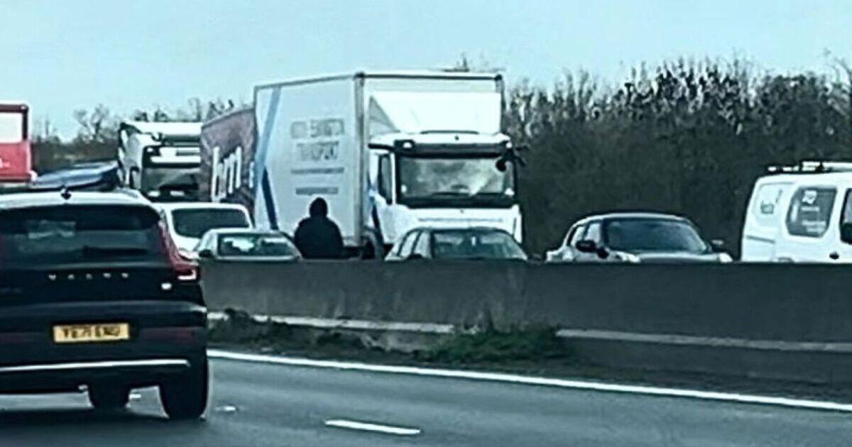 Moment man runs into oncoming traffic on M1 as police chase him | UK | News