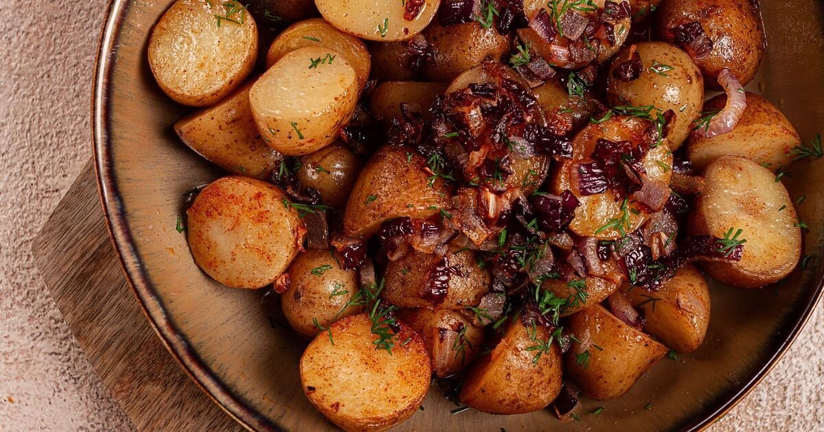 Roast potatoes will be ‘extra crunchy’ when coated in 1 ingredient—not oil or goose fat