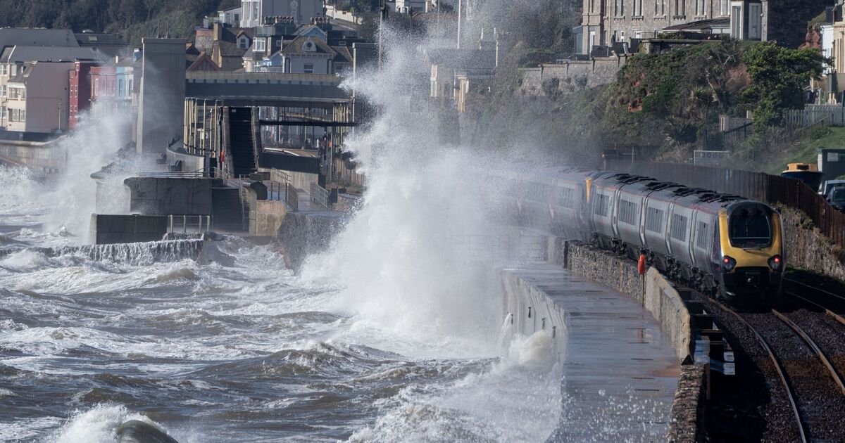 Beautiful UK train journey that costs £10 sometimes gets hit by waves | UK | Travel
