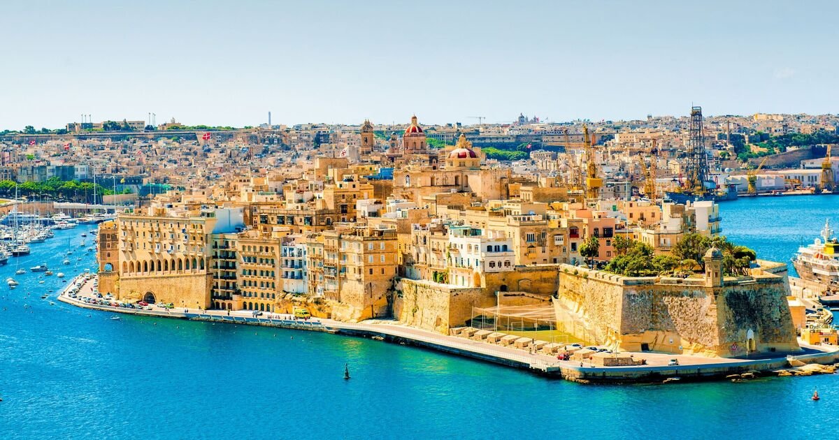 English-speaking island with ‘most beautiful port’ has £17 flights | Travel News | Travel