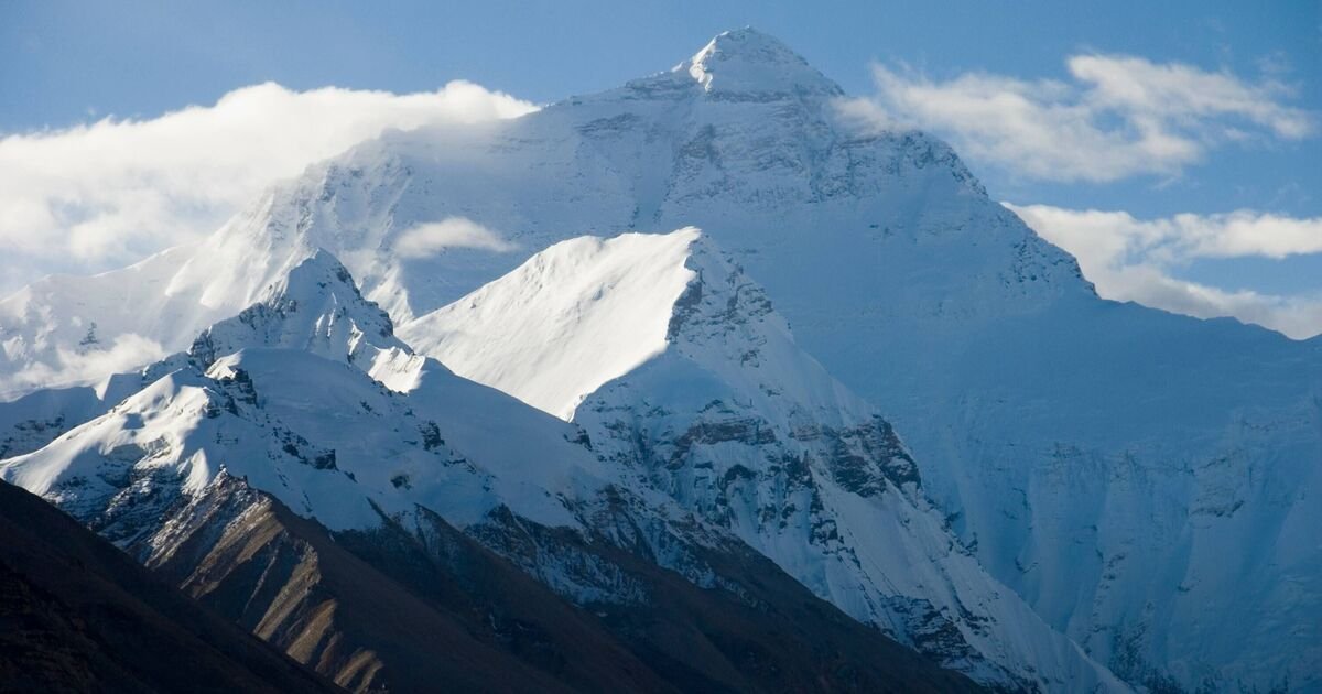 Everest climber fell to death after harness failure that cost her history | World | News