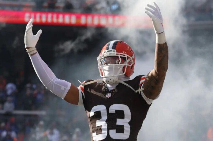 Cleveland-Browns-safety-Ronnie-Hickman-jumped-by-group-outside-trendy-Lower.jpg