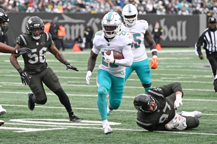 DeVon-Achane-gets-four-year-Dolphins-extension-worth-up-to-68M.jpg