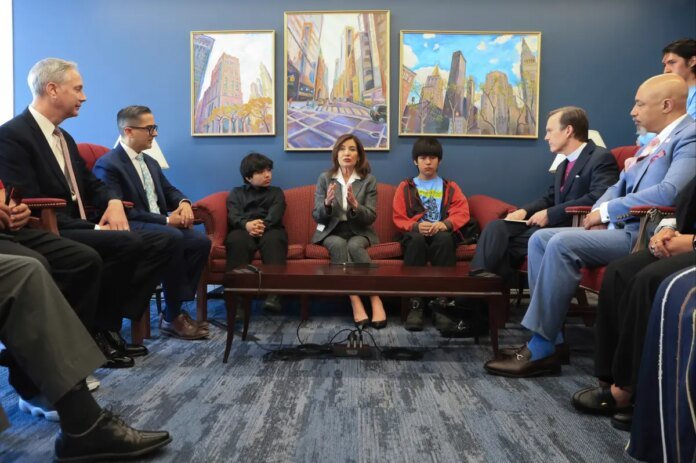 Hochul-puts-on-bizarre-show-pretending-to-ink-radical-bill.jpg